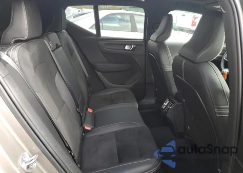 2022 Volvo Xc40 T5 R-Design z USA, uszkodzony, nr VIN YV4162UMXN2714870